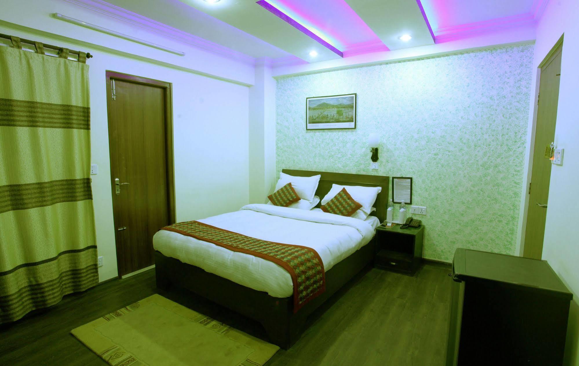 Alpine Hotel & Apartment Katmandu Zewnętrze zdjęcie